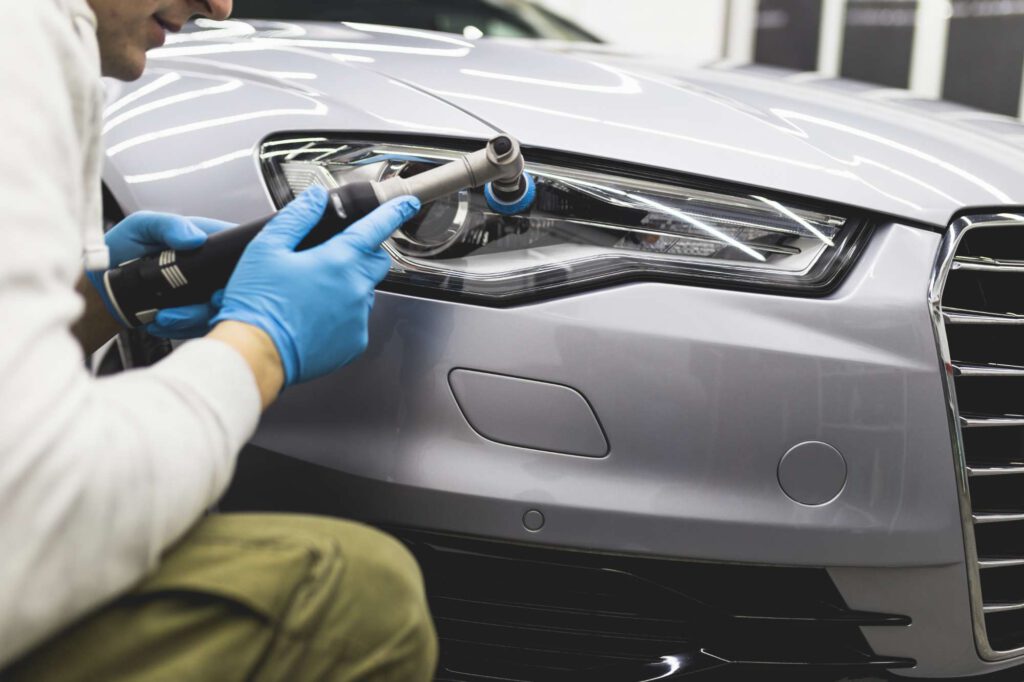 Autoaufbereitung Scheinwerfer polieren