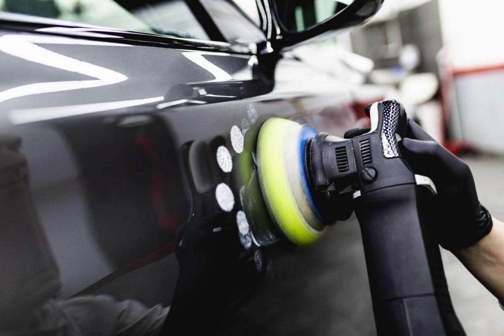 Seitentür polieren eines schwarzen Auto