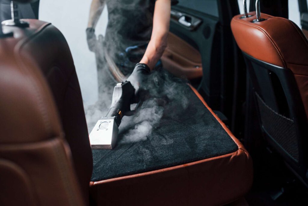 Dampfreinigung der Rückbank vom Auto