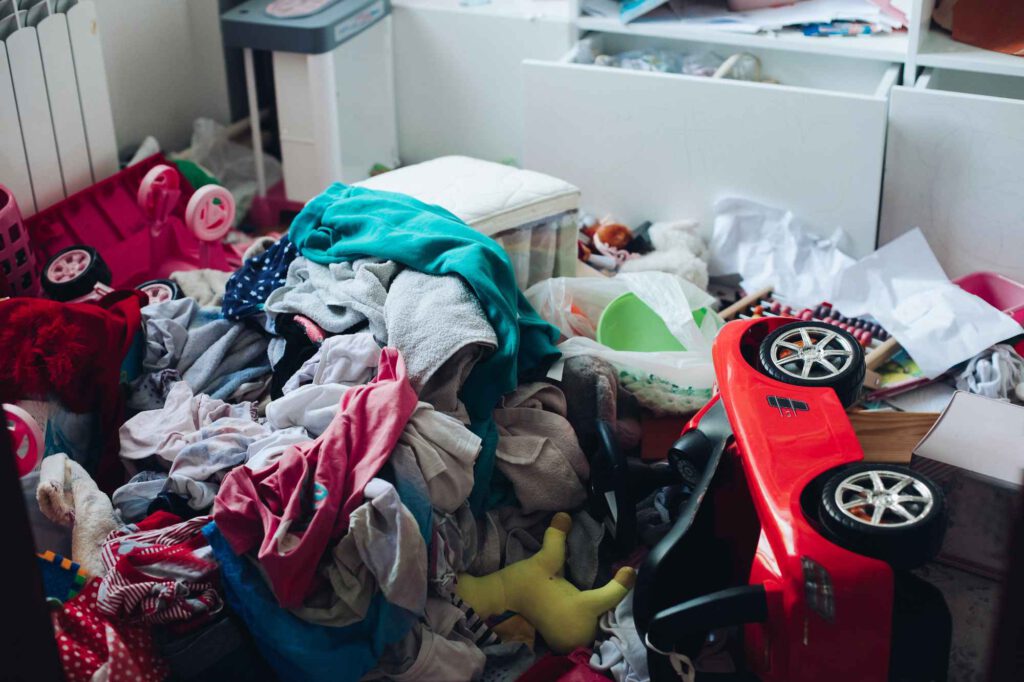 Zimmer voll mit Sperrmüll